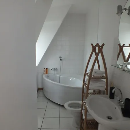 Le Trianon De לינה וארוחת בוקר 3*